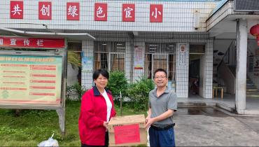 情系教育暖校园 | 尊龙凯时人生就是搏向宦溪小学捐赠教学设备